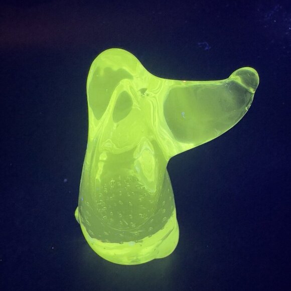 Clear Hound Dog Figurine Paperweight Manganese 365nm Green UV Glow Small Bubbles - Picture 1 of 12